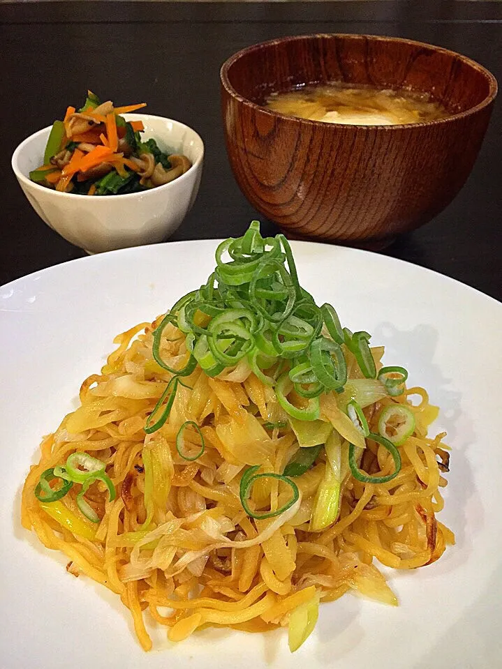 Snapdishの料理写真:⭐️ネギと生姜の焼きそば
⭐️小松菜とシメジの煮浸し
⭐️大根と落とし卵の味噌汁|よっちぃさん