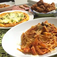 Snapdishの料理写真:キノコとベーコンのトマトパスタ🍝手作りピッツァ|こうめみまちさん