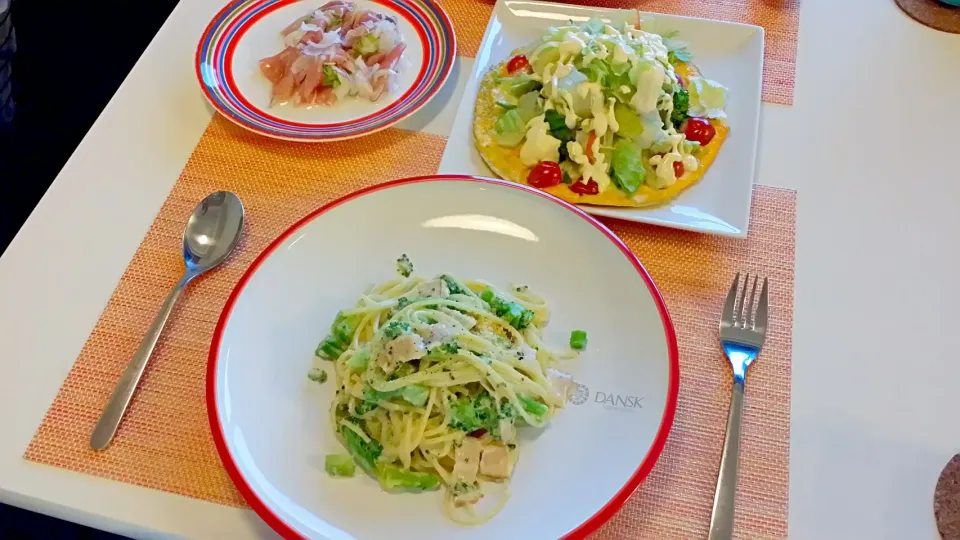 今日の夕食　ブロッコリーと豆乳のパスタ、生ハムのマリネ、ピザ風サラダオムレツ|pinknari🐰🌈さん