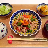 豚肉とパプリカのトマト蒸し煮🍅
かぼちゃと鶏肉の甘辛煮🎃
キャベツのピリ辛浅漬け
なすとわかめと高野豆腐のお味噌汁🍆
玄米👈よそう前|にゅきさん