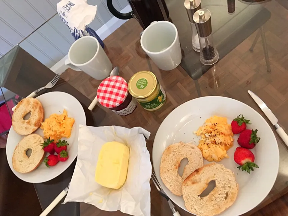 Bagels, scrambled eggs and strawberries|Ong Sor Fernさん