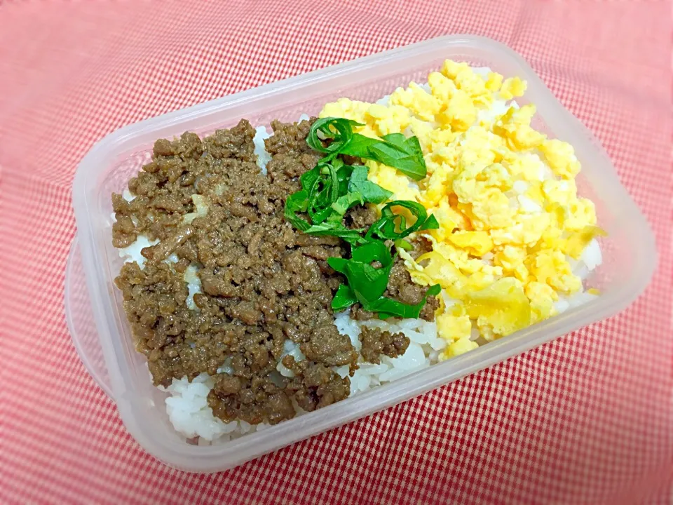 栗原はるみさんの甘辛そぼろで二色丼弁当🍴|こぐまさん