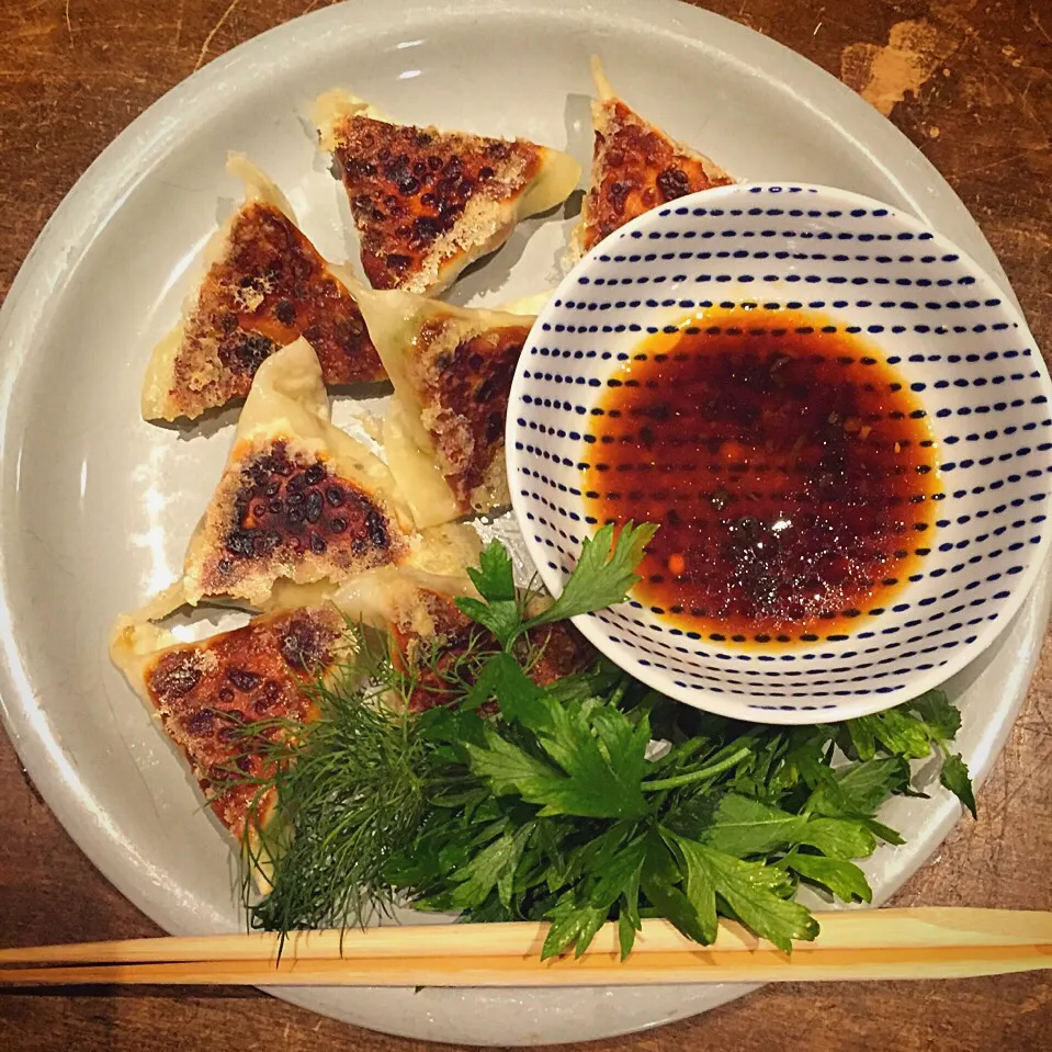 三角餃子
豚ひき肉の豆鼓炒め＋茗荷＋干し椎茸＋細ネギ＋チーズ(冷蔵庫内整理のあり合わせ具材♡)|Kaori Shimizuさん