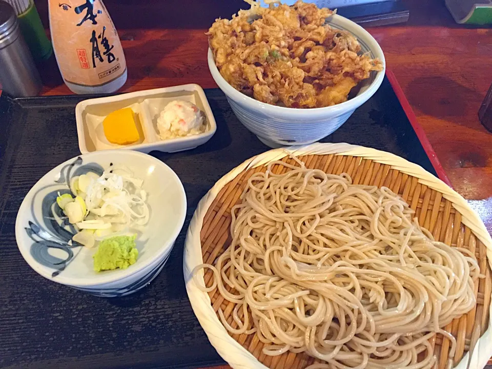 ざるそば&ミニかき揚げ丼  街道沿いのお蕎麦屋さんで、Aランチ640円^o^ 急いでいる時は、立ち食い蕎麦が便利ですね。ここは椅子有ります。|lazy104さん