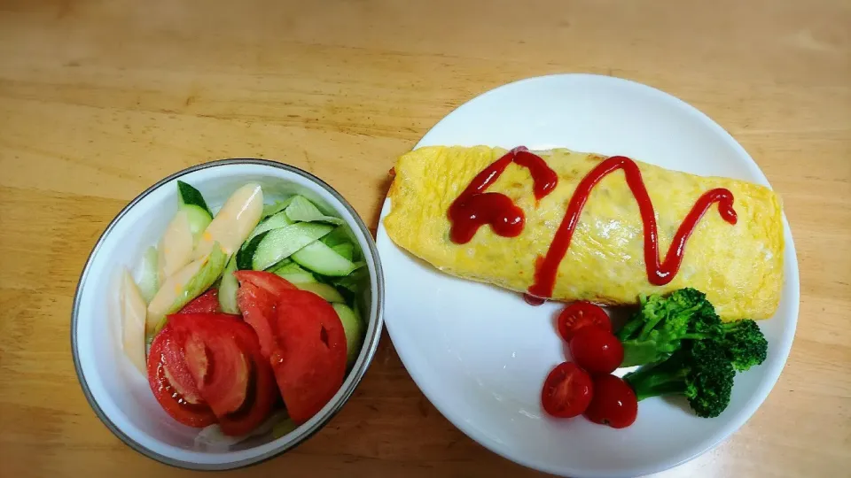 オムライス、定番の野菜サラダ|ヨンファちゃん。さん