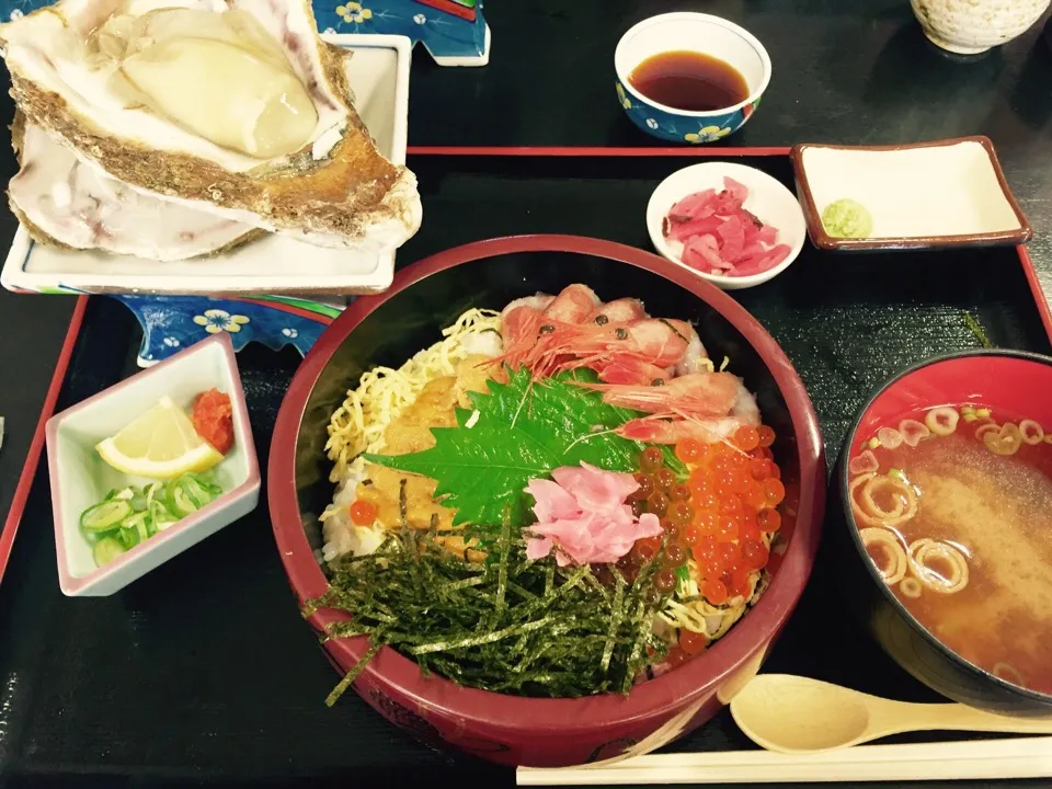 Snapdishの料理写真:山陰の海の幸‥うにいくら甘エビ丼と岩牡蠣|くぽさん