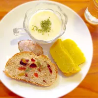 朝ごはんワンプレート🍽
＊ビシソワーズ
＊ライ麦パン
＊芋ようかん
18歳の作る朝ごはん🍙🍴|kさん