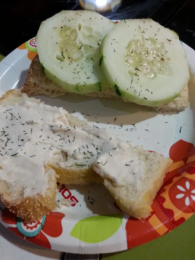 a lovely cucumber and dill sandwich. 😊🍴🍞|Polly Gelfusoさん