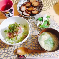 Snapdishの料理写真:ネギトロアボ丼＊おくらと長芋の和え物＊焼き豚＊お味噌汁|ちかさん