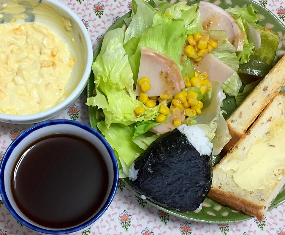 Snapdishの料理写真:昼ごはん、トースト、おにぎり、サラダ、たまご|Isimura Hidekiさん