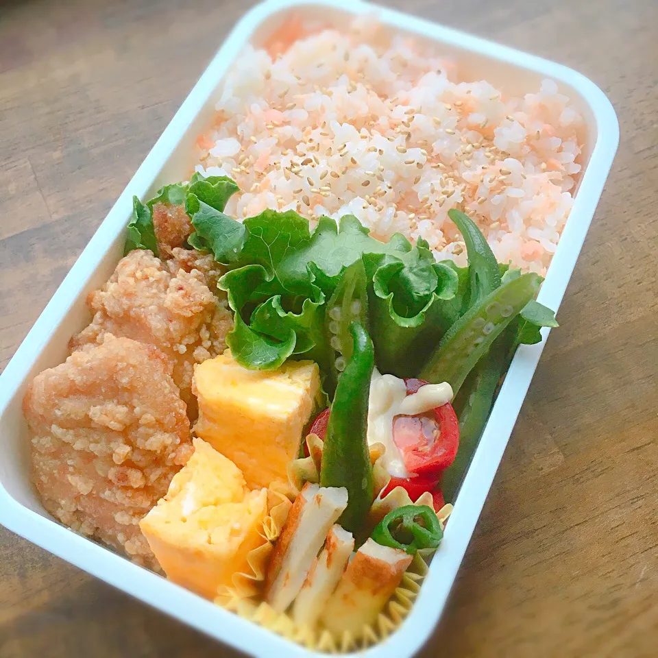 Snapdishの料理写真:今日のお弁当
・鮭混ぜ込みごはん
・鳥唐揚げ
・オクラサラダ
・甘とう  竹輪の炒め物
・出汁巻き|akiさん