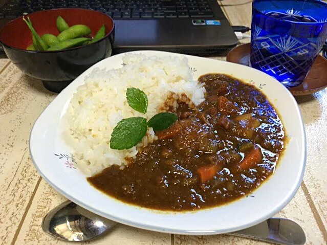 今日の男飯(⌒-⌒; )たっぷり煮込んだカレーwithレモンバーム&枝豆♫|ひーちゃんさん