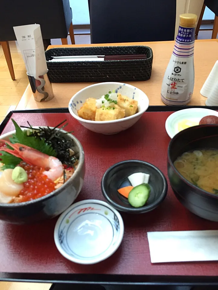 鮭・帆立・いくら五目丼/揚げ出し豆腐/味噌汁|山内博之さん