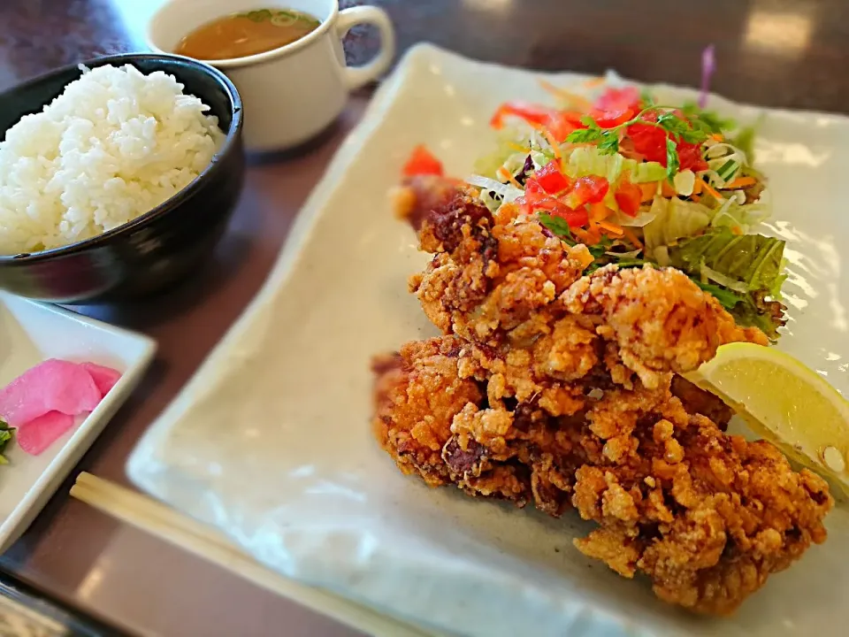 高速のサービスエリアで、昼食～
せんざんき(唐揚げ)定食❣|yokoさん