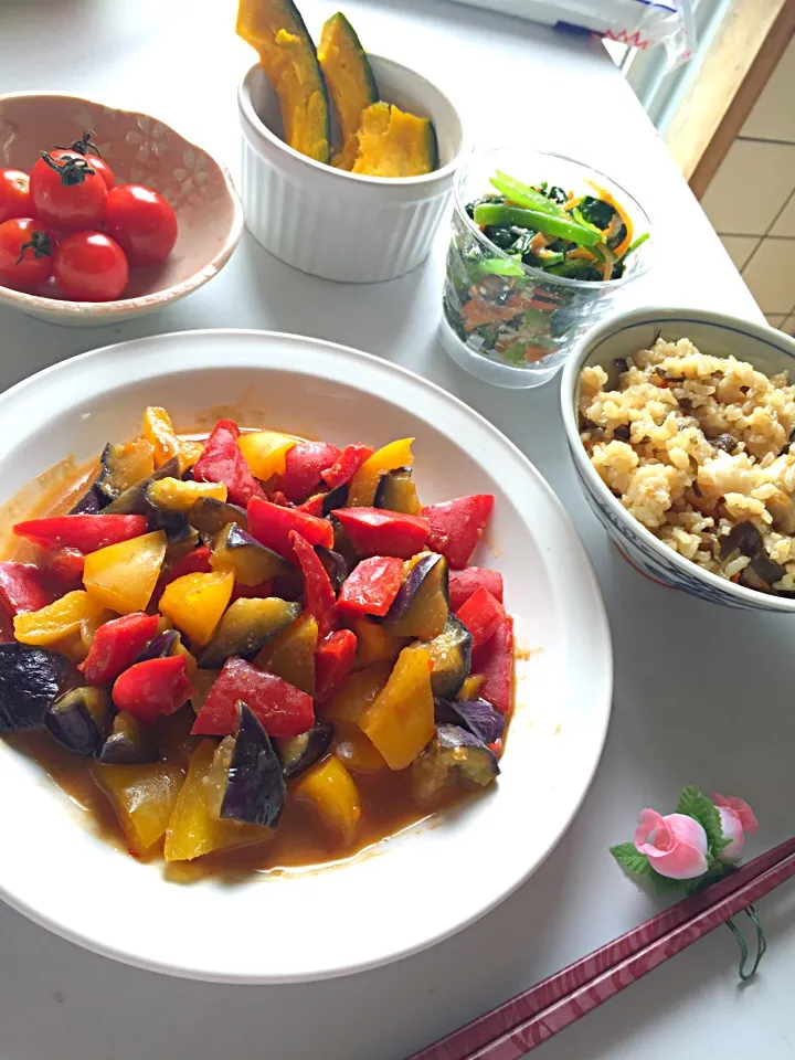 Snapdishの料理写真:お昼ご飯*\(^o^)/*
ナスとパプリカのピリ辛味噌炒め
モロヘイヤのお浸し
蒸したカボチャ
トマト|Mina Tamakiさん