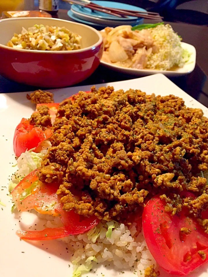 簡単タコライス〜ひき肉をカレー粉とケチャップ塩コショウで炒めてご飯に乗せただけ😁|eriさん