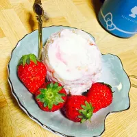 ストレベリーチーズケーキのアイスとイチゴ🍓|Yuzuki  Itoさん