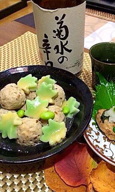 Snapdishの料理写真:鶏団子とよもぎ生麩の煮物🍁               薄味仕上げ|🌿ぴぴさん