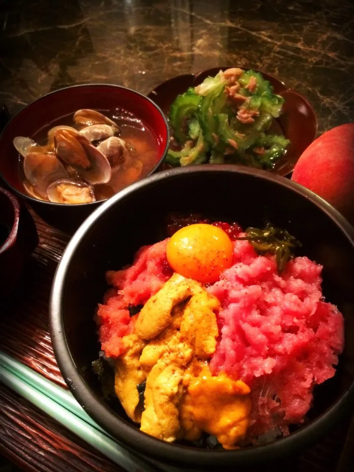 のっけ丼  卵黄と雲丹を絡めて食べるの好き💓|💍ごはん🍚さん