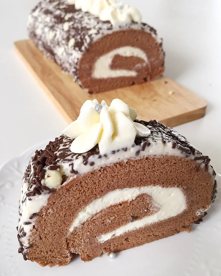 Old chocolate swissroll coated with chocolate rice and white chocolate chips|12Dragonさん