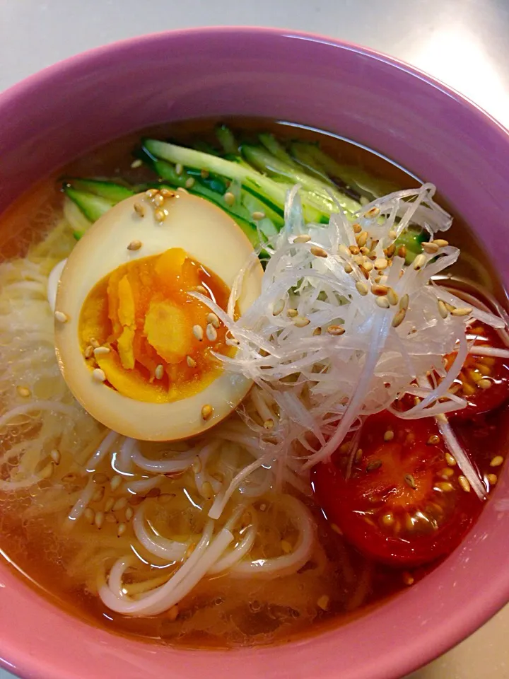 Snapdishの料理写真:中華風そうめん♡
鶏ガラベースのスープに
にんにくとごま油
冷たく冷やして♡
スタミナそうめん♬|ゆうこさん