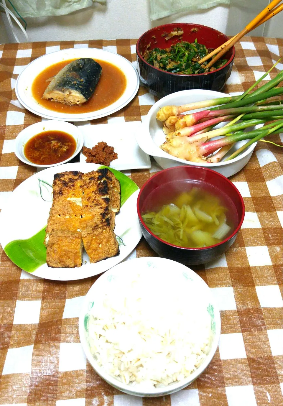 サバの味噌煮
新生姜
モロヘイヤと梅干しと納豆合え
焼き厚揚げ
セロリスープ|時雨さん