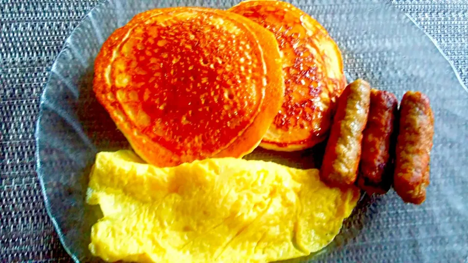 Buttermilk Pancakes with Eggs and Sausage.|Juan Simmsさん