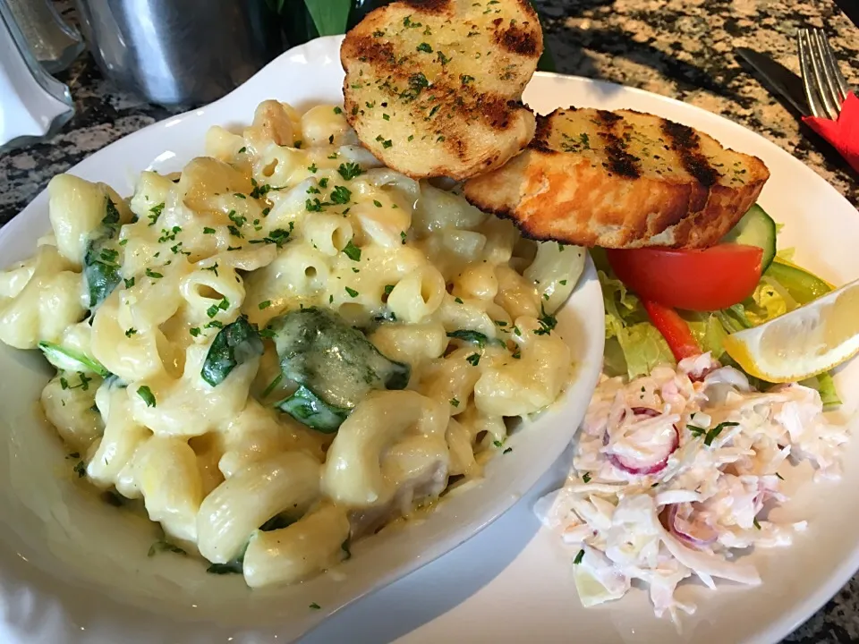 Snapdishの料理写真:Mac&cheese with smoked haddock and spinach @ Sullivan's|Ong Sor Fernさん