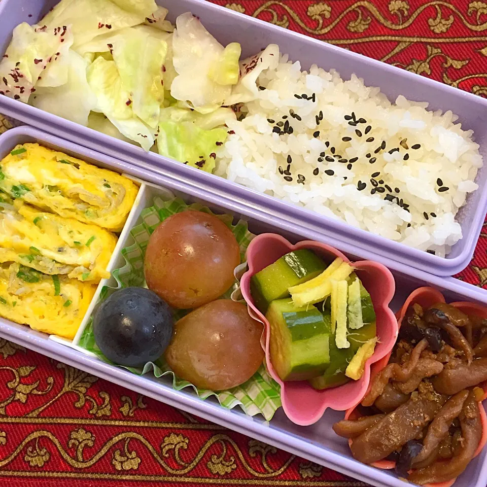 牛肉としめじの佃煮弁当（葡萄🍇付🎶）|もえさん