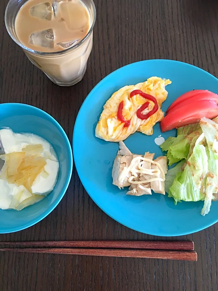 Snapdishの料理写真:8月26日朝ごはん 蒸し鶏 サラダ 卵焼き ヨーグルト|やすこさん