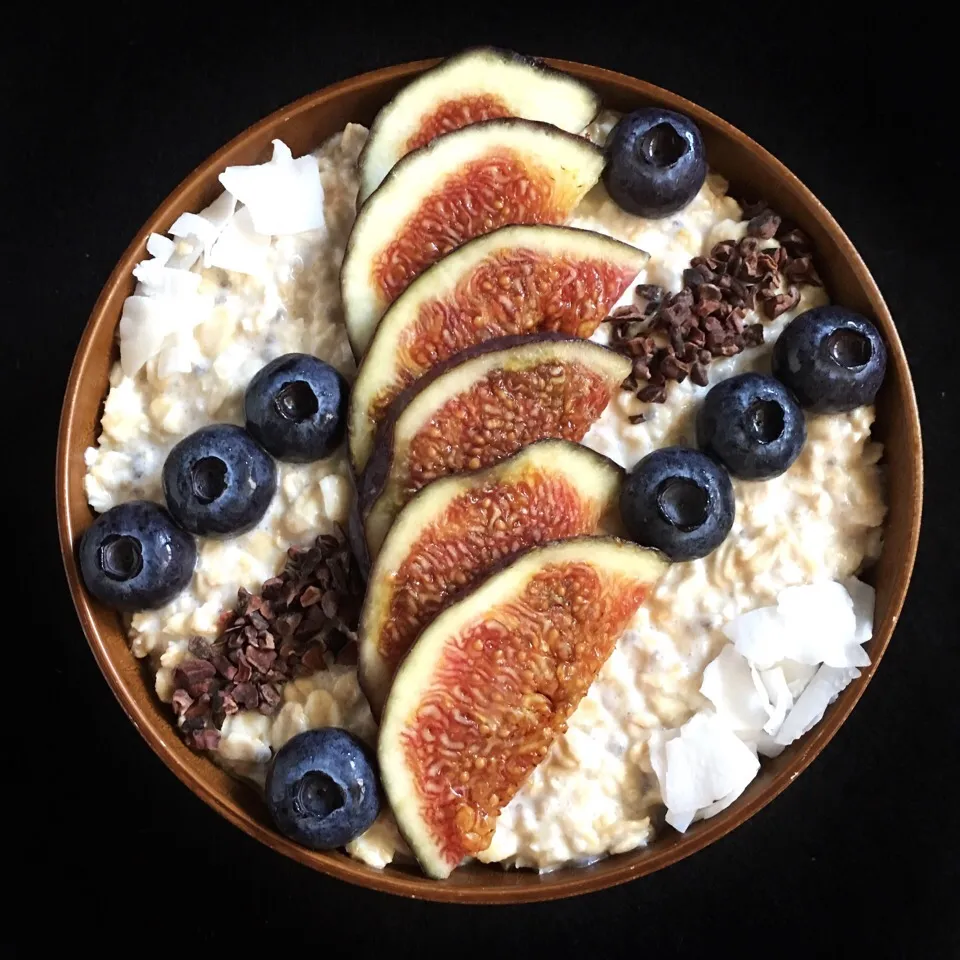 Coconut oats with fresh figs and blueberries|coxiella24さん