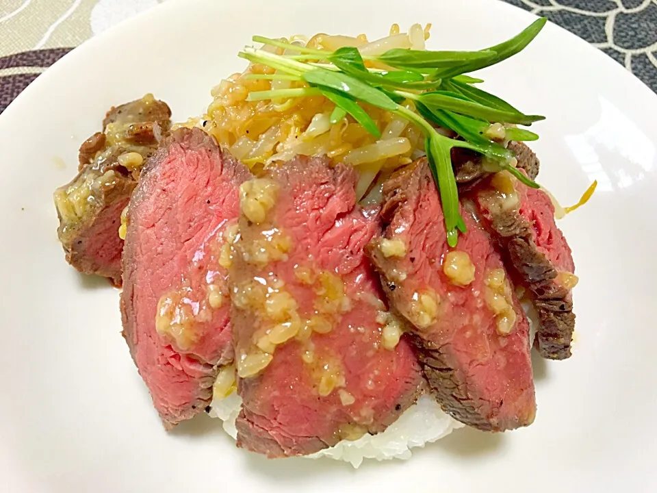 Snapdishの料理写真:ニンニク風味、ローストビーフ丼
やっぱりがっつり食べたいもん
ŧ‹"ŧ‹"(๑´ㅂ`๑)ŧ‹"ŧ‹"|37(*ˊ˘ˋ*)♪さん