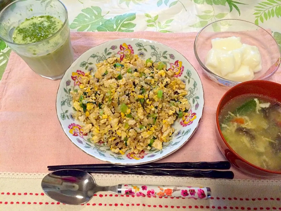 余った野菜で小松菜チャーハン🍚
中華スープ
杏仁豆腐
豆乳抹茶オレ|♥️さん