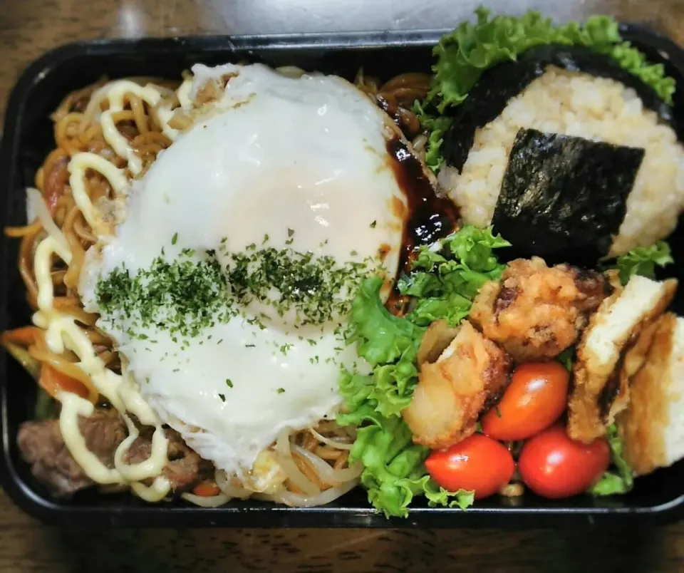 Snapdishの料理写真:旦那夜勤弁当🍱
    焼きそば|miimiさん