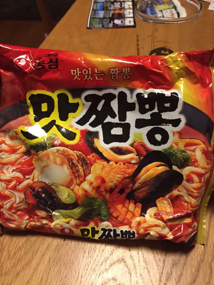 韓国土産にもらったこのラーメンが美味すぎてビビるw旅行行く人いたらとりあえずこの写真送って買ってきてもらおうかと。とにかくシーフードの出汁が効いてるのとひたすら辛い。もしくは痛い(´Д` )でもスープ残したくないからご飯inしてもう一度火にかけたらまたもや最高のおじやに。箱買いしたいレベル。|MORiさん