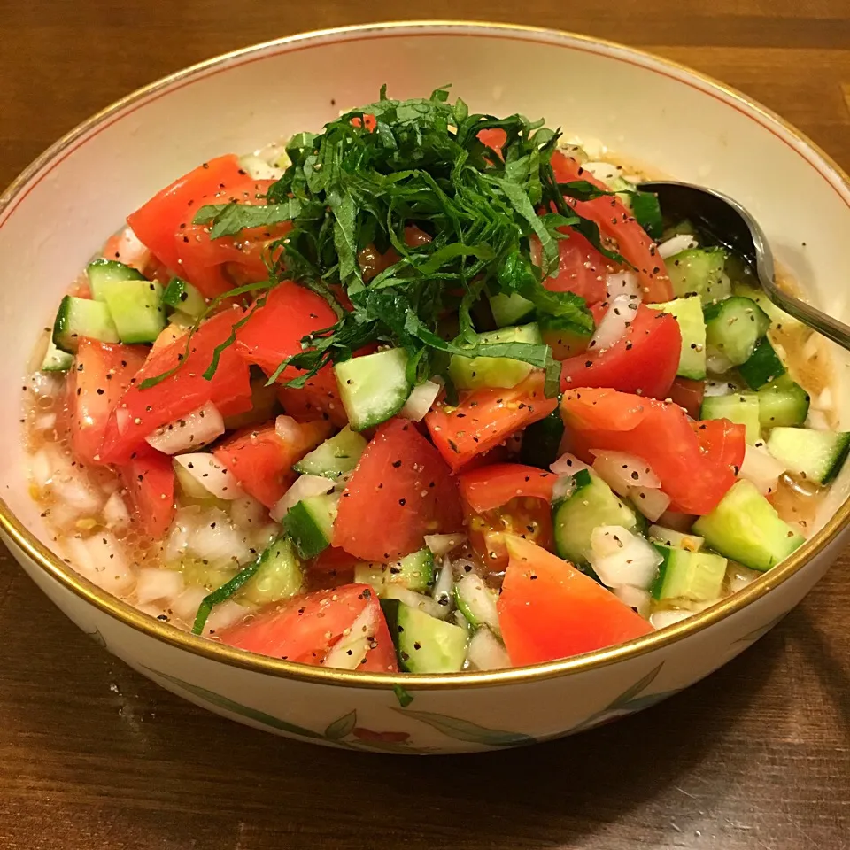 くららさんの料理 スプーンで食べる‼夏のトマト🍅ときゅうりのサラダ⭐〜大葉のせて〜|ゆうみん（4人の母ちゃん）さん