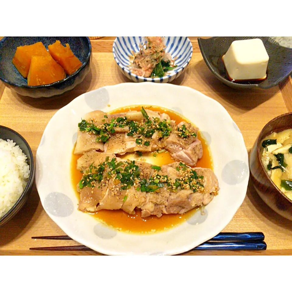 蒸し鶏のレモン醤油かけ、かぼちゃの煮物、ほうれん草のおひたし、冷や奴|つんさん