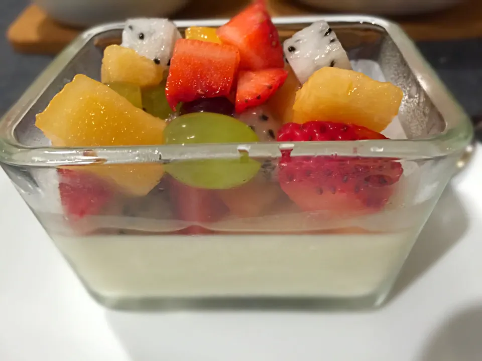 Pannacotta with fresh fruit|mee aphipongさん