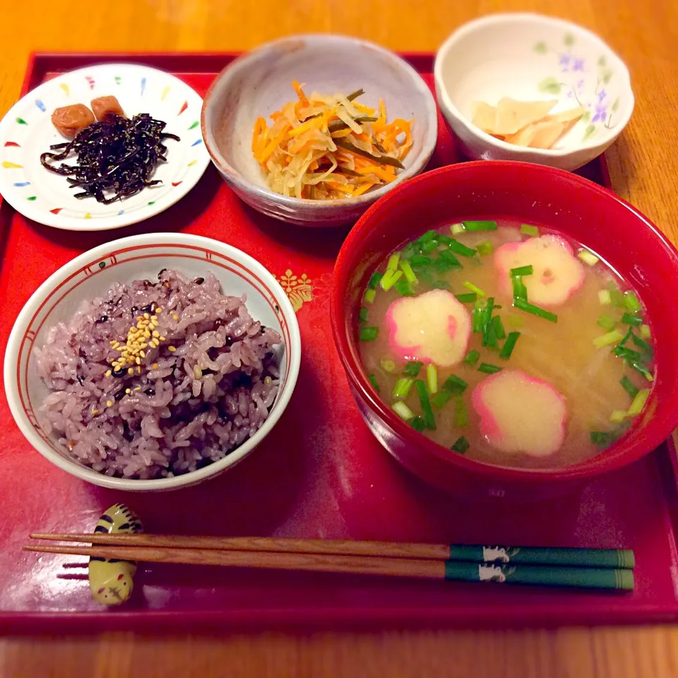 休日の和朝食。黒米ごはん、切り干し大根とにんじんの煮浸しなど|nakさん