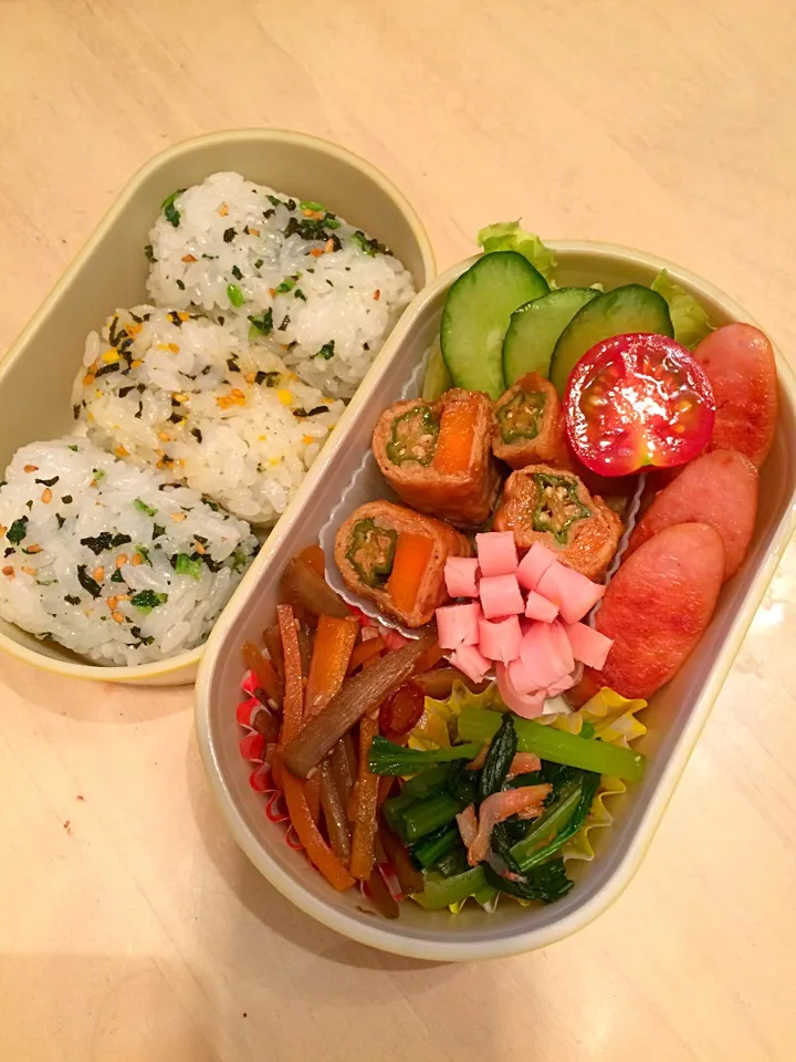 男子弁当 #男飯 #俵オニギリ #豚肉巻 #ウィンナー #きんぴらゴボウ #小松菜芝エビお浸し #花ハム|Booパパさん