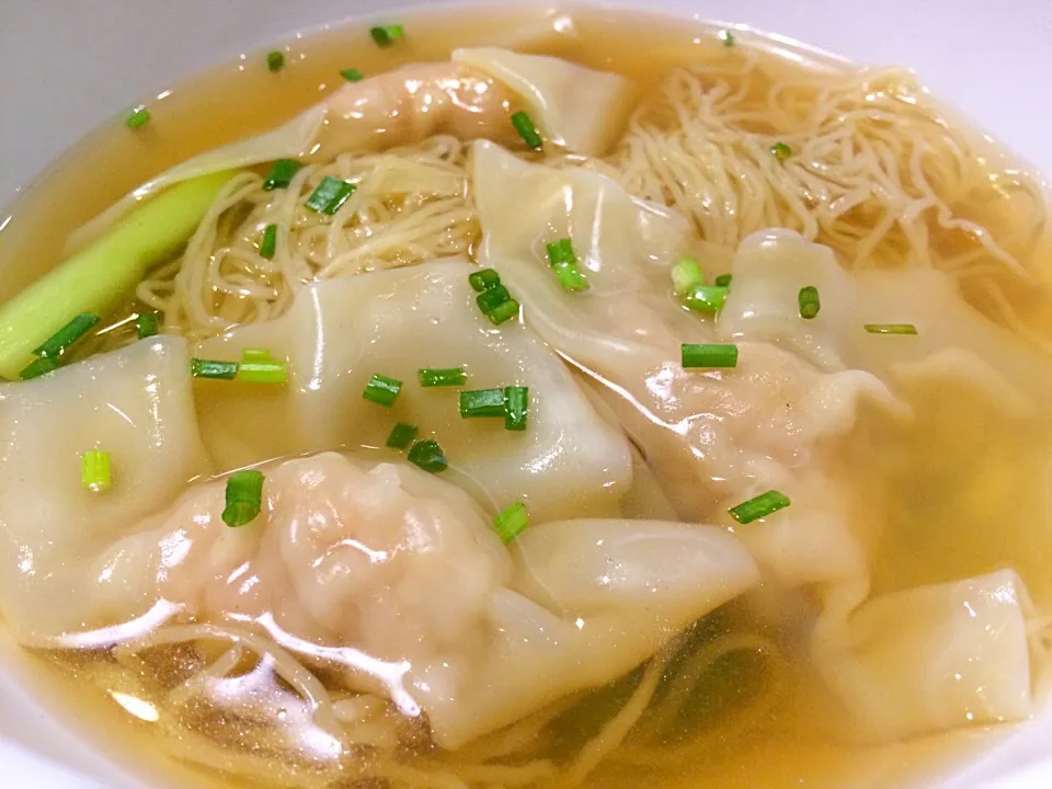 Egg noodle with shrimp wonton|Issara. 🍴さん