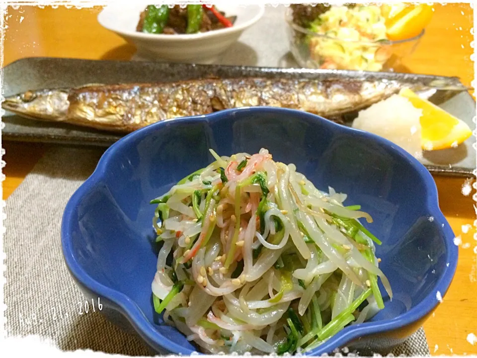 ゆっこさんの料理 昆布茶で豆苗とカニカマの昆布茶和え♡に、もやしプラスで😅 初秋刀魚と共に🎵|みきおさん