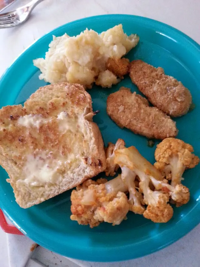 thick slice of bread, buffalo cauliflower,  buttery mashed, and gardien tenders.|Polly Gelfusoさん