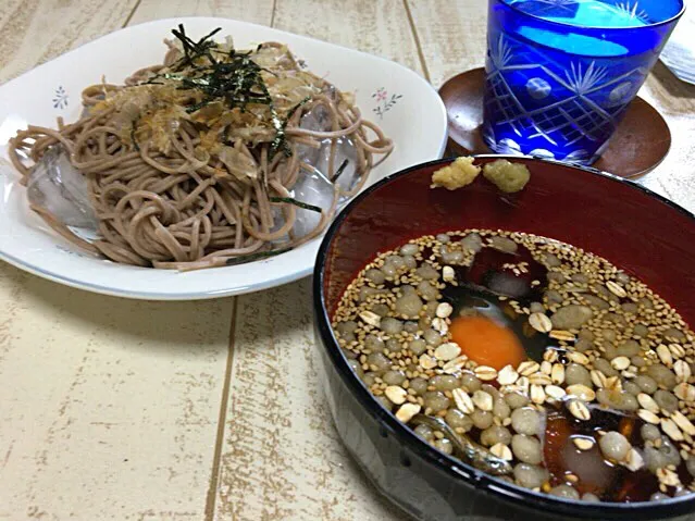 Snapdishの料理写真:今日の男飯(⌒-⌒; )月見冷やし蕎麦♫withいりこ、わかめ、白胡麻、大麦フレーク♫|ひーちゃんさん