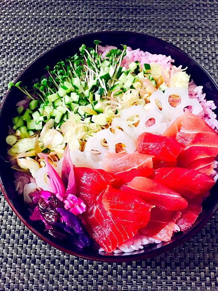 Snapdishの料理写真:鉄火丼❤️梅酢の残りを混ぜるだけの寿司飯💕梅干し好きには、たまらない😆|葉っぱのおさらyokomamaさん