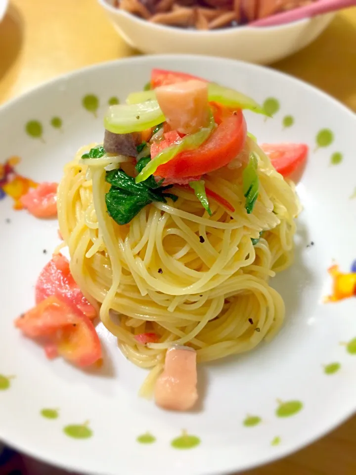 トマト、サーモン冷製パスタ！うま！|カズキ君の料理🍳😋💕たまに私🤓さん