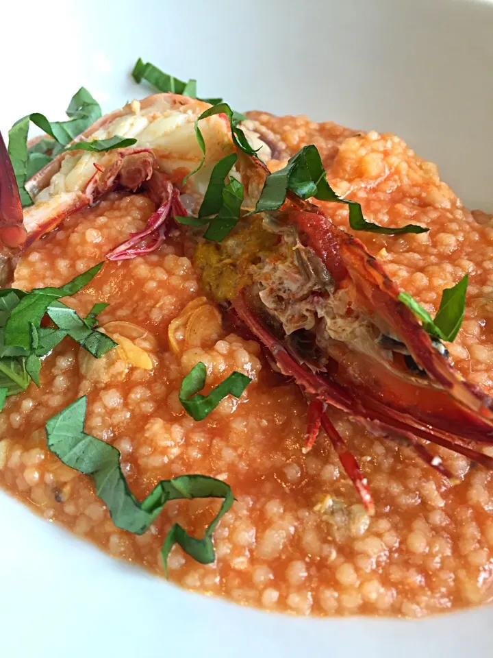 Fregola alla scoglio sugo di pomodoro con vongole e gamberoni🇮🇹|aястасияさん