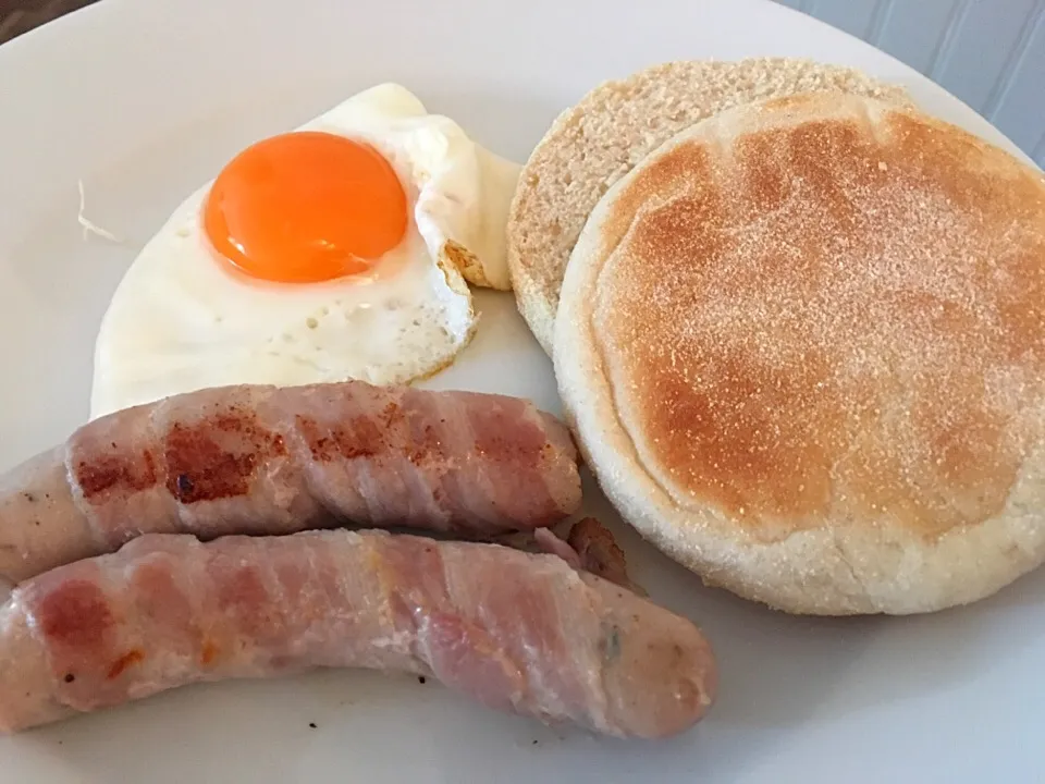 Snapdishの料理写真:Bacon-wrapped chipolatas with muffin and sunny side up|Ong Sor Fernさん