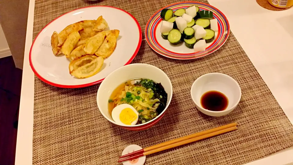 今日の夕食　揚げ餃子、きゅうりと大根のピクルス、半ラーメン|pinknari🐰🌈さん