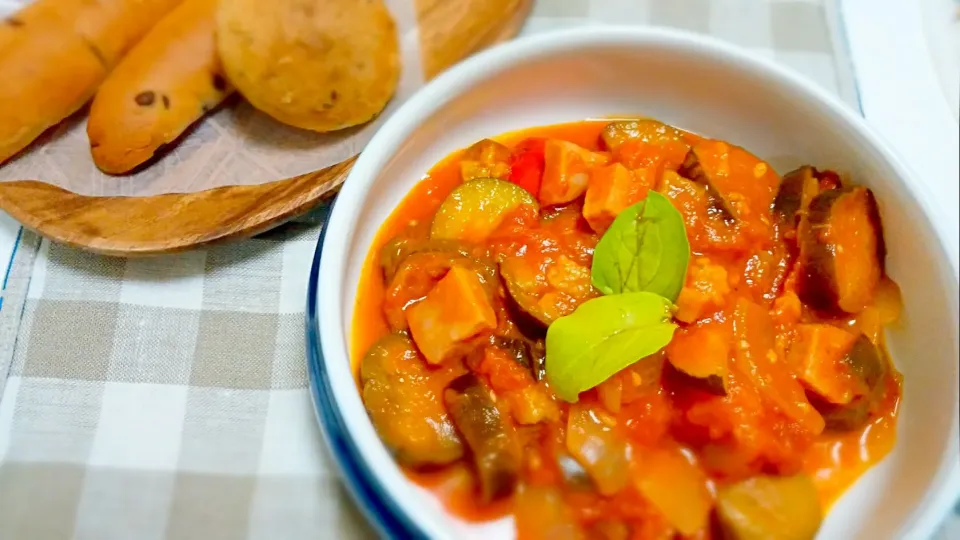 今日は娘のリクエストでラタトゥイユ🎵　野菜の旨味がギュッと凝縮されてます😆　娘はこれにパルメザンをたっぷりかけて食べるのが好き　 #ラタトゥイユ|Sachie Tanakaさん